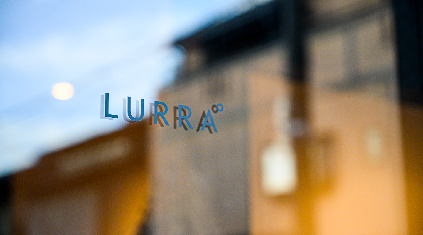 店名の「LURRA」（ルーラ）はバスク語で地球を意味する。「°」はその周りを回る月であり、そして唯一無二のLURRA°という座標を表しているそう