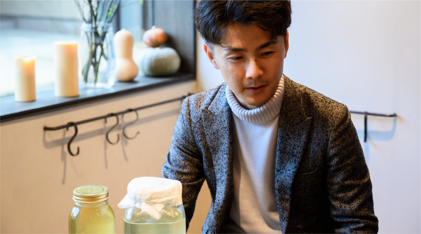 「はちみつ草野」のはちみつがミツバチのよう人と場所をつないでいく